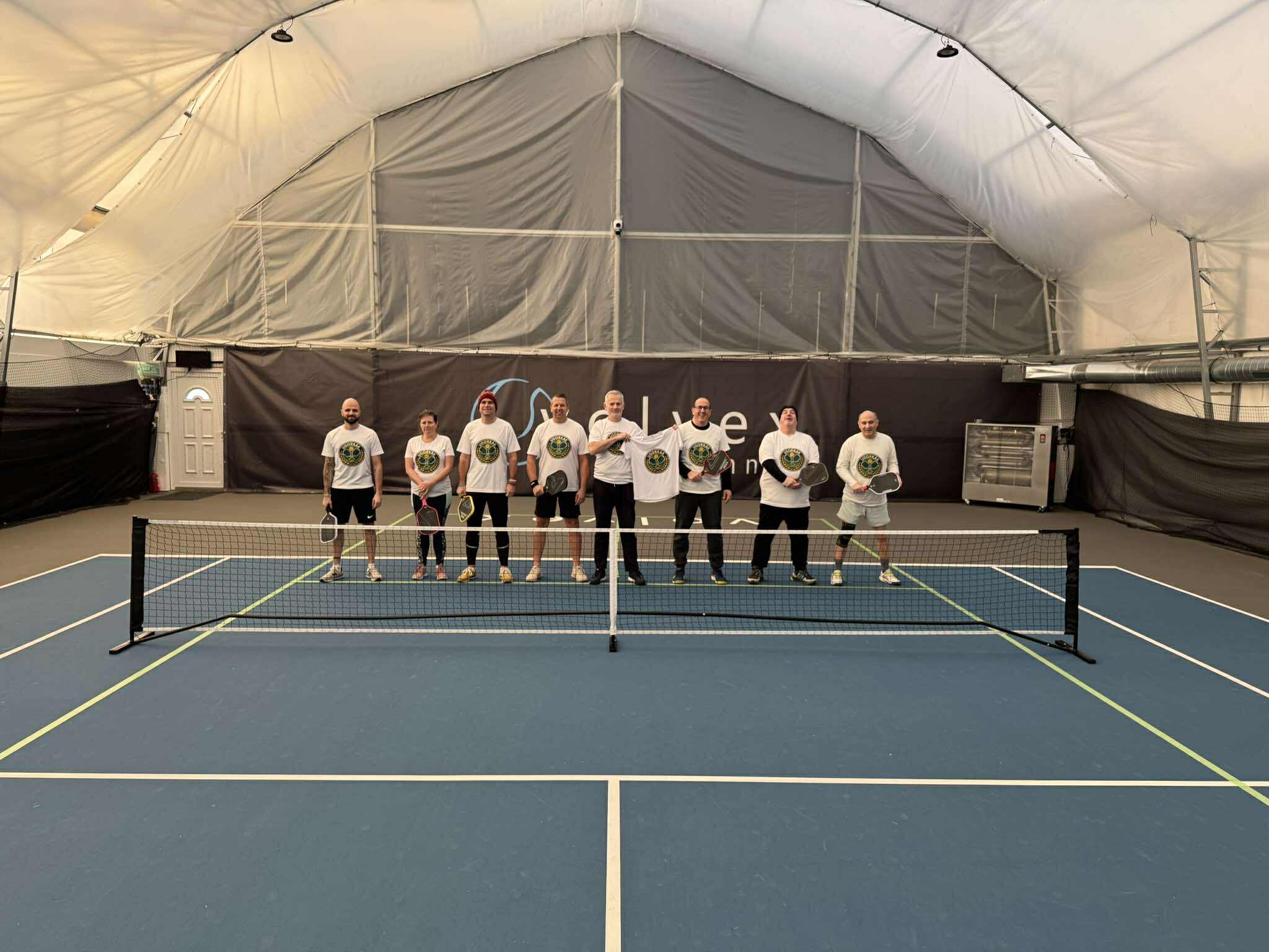 Csapatfotó fedett pályán